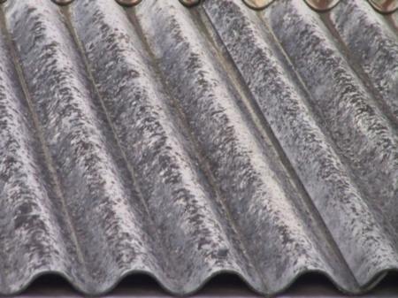  Via l'amianto dai tetti coi contributi del Comune