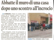 Abbatte il muro di una casa dopo uno scontro all'incrocio