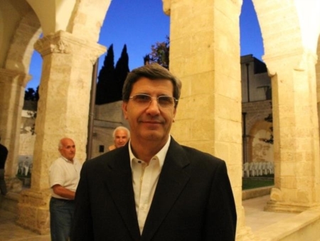 Dimissioni ufficiali, Aprile lascia