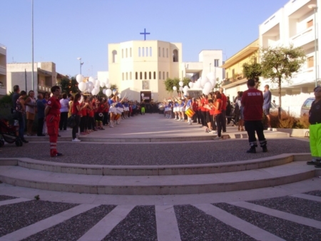 Le majorettes per l'addio alla coppia