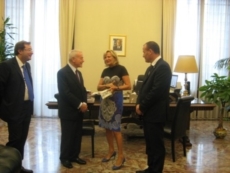 Letta cittadino onorario, donate le chiavi del paese