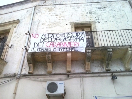 Striscione bipartisan contro la chiusura della caserma