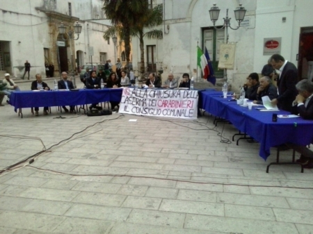 Consiglio in piazza per salvare la caserma