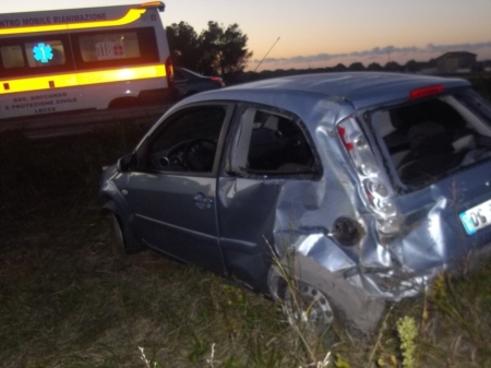 L'auto sbanda e si ribalta, giovane in ospedale in codice rosso 