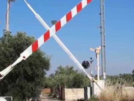 Sbarre aperte al passaggio a livello, la paura corre insieme al treno