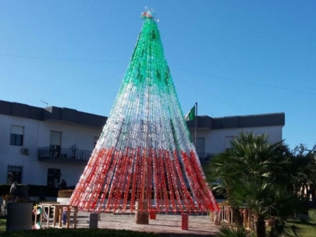 L'albero del riciclo torna a splendere nell'area del Parco delle rimembranze 