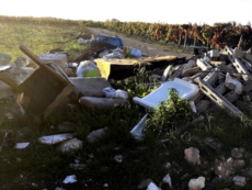 Rifiuti lungo le strade e le campagne della periferia dopo l'avvio della differenziata