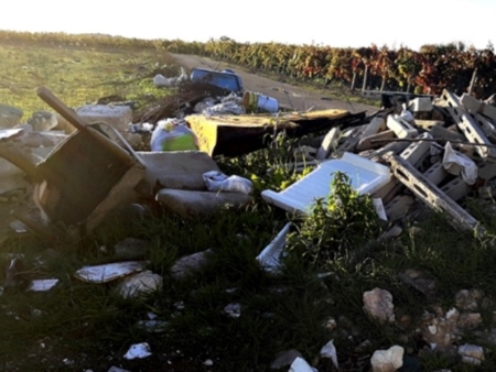 Rifiuti lungo le strade e le campagne della periferia dopo l'avvio della differenziata