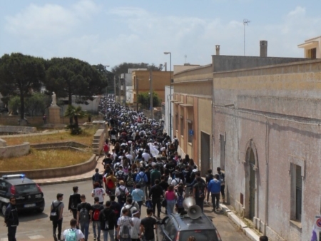 Migliaia di studenti sulle strade di don Tonino