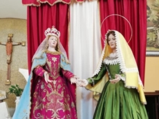 Dopo il restauro, ritorna a Salice la "Madonna della Visitazione". Perplessità sul volto "ringiovanito" di Santa Elisabetta  