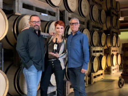 I versi della scrittrice Giovanna Politi sulle bottiglie di vino Apollonio