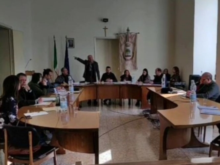 Sorride a una battuta: cacciato dallaula