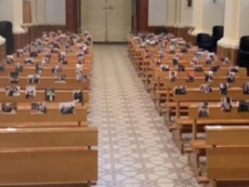 Le foto dei parrocchiani attaccate ai banchi vuoti, così i fedeli sono "presenti" alle celebrazioni eucaristiche di don Massimo