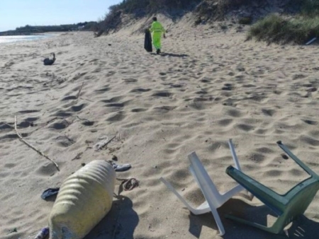 Pulizia delle spiagge a Porto Cesareo