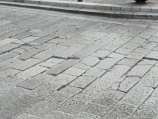 Piazza Umberto I, è scontro: "Basolato sconnesso e insicuro"