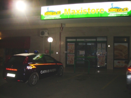 Dopo la rapina nel supermercato investono un anziano nella fuga