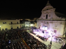 L'attività organizzativa del "Premio Terre del Negroamaro" ad un'unica associazione: l'opposizione vuole chiarezza