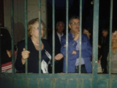 Il custode chiude il Cimitero, parenti dentro e salma fuori
