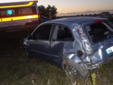 L'auto sbanda e si ribalta, giovane in ospedale in codice rosso