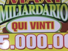 Compra un "Gratta e vinci" e si porta a casa cinquemilioni