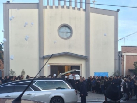 Palloncini bianchi per l'ultimo saluto al povero Gianluca