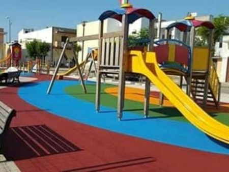 Uno spazio con giochi per bambini nei giardini pubblici del Convento