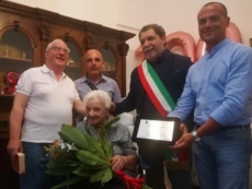 Grande festa per le cento candeline di nonna Maria